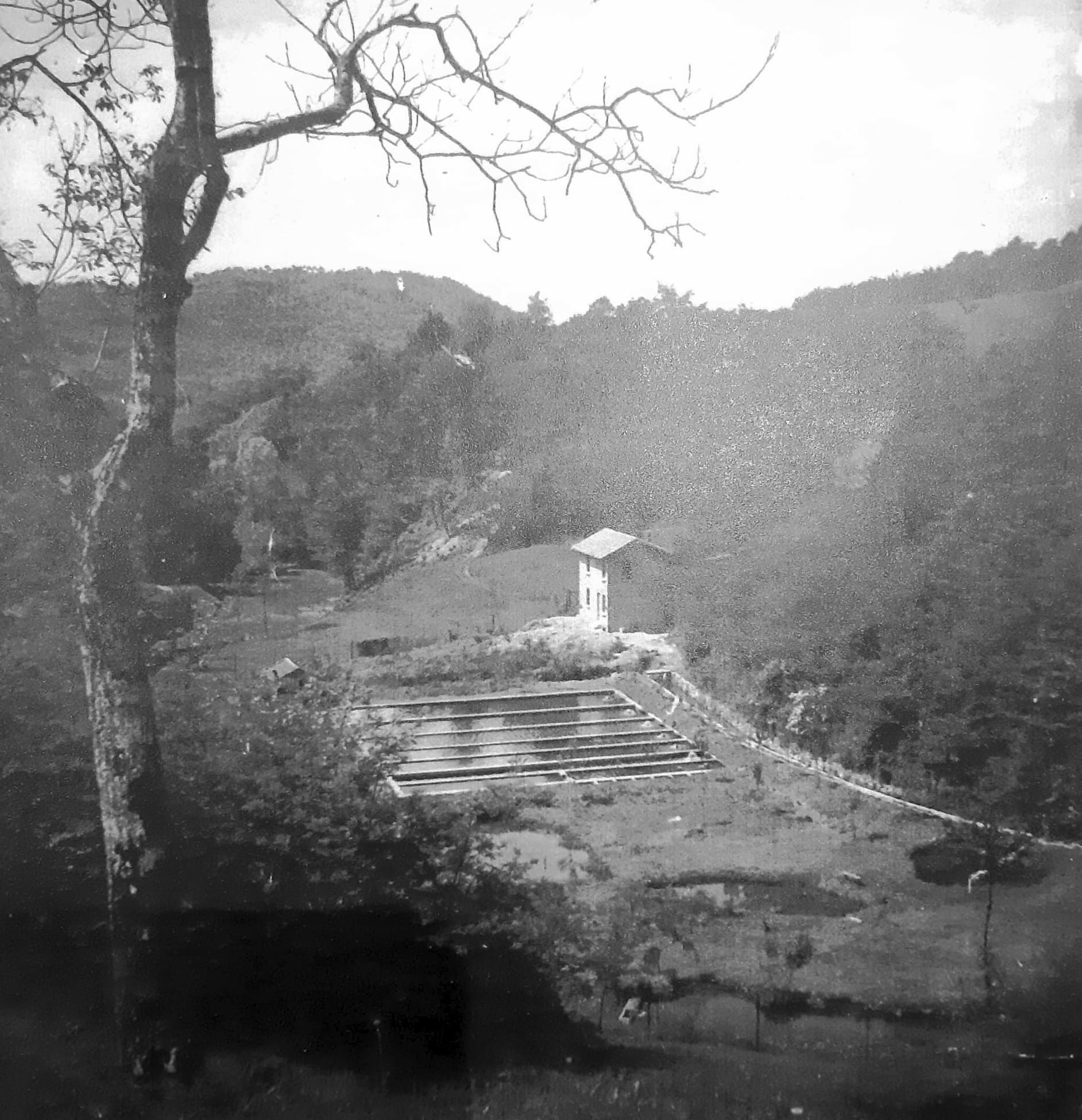 Acqua Magnesia a Ligurno di Cantello in una vecchia foto proprietà di Olivia Riva e pubblicata per la prima volta da Ligurnesi nel Mondo. Le vasche di itticoltura e Ul Murinell.