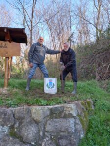 fontana da marsilii - la posa dello stemma comunale 02 fontana da marsilii - la posa dello stemma comunale 02