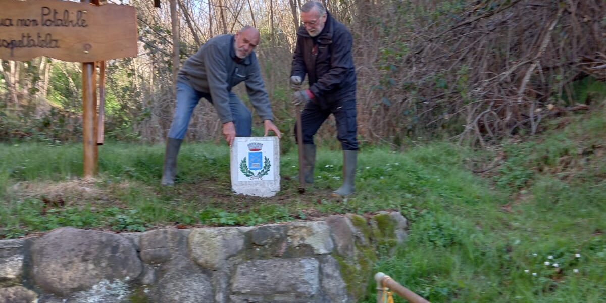 fontana da marsilii – la posa dello stemma comunale 03 fontana da marsilii - la posa dello stemma comunale 03