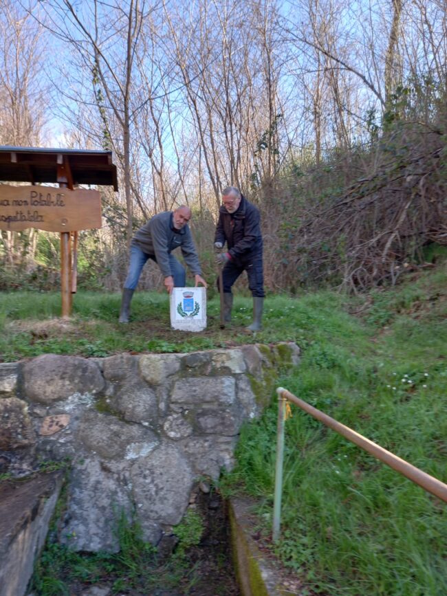 fontana da marsilii – la posa dello stemma comunale 03 fontana da marsilii - la posa dello stemma comunale 03