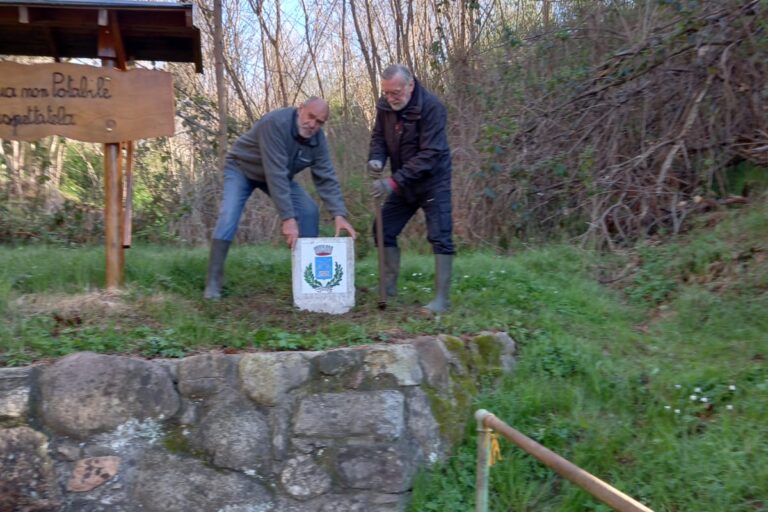 fontana da marsilii - la posa dello stemma comunale 03