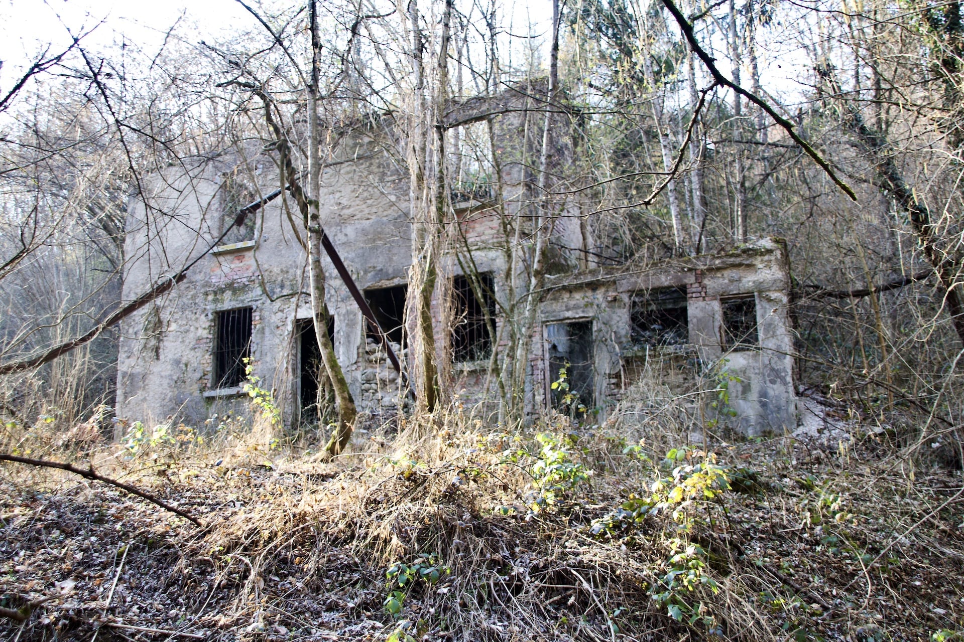 I resti de Ul Murinell (il mulinello), lungo la valle del Rio dei Gioghi a Ligurno di Cantello
