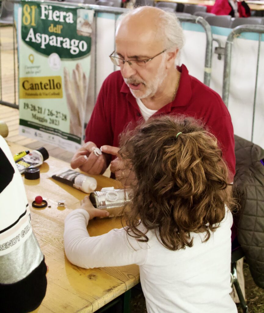 Salvatore Scancarello, di Legambiente Varese, al lavoro sui suoi riciclattoli 02 Salvatore Scancarello, di Legambiente Varese, al lavoro sui suoi riciclattoli 02