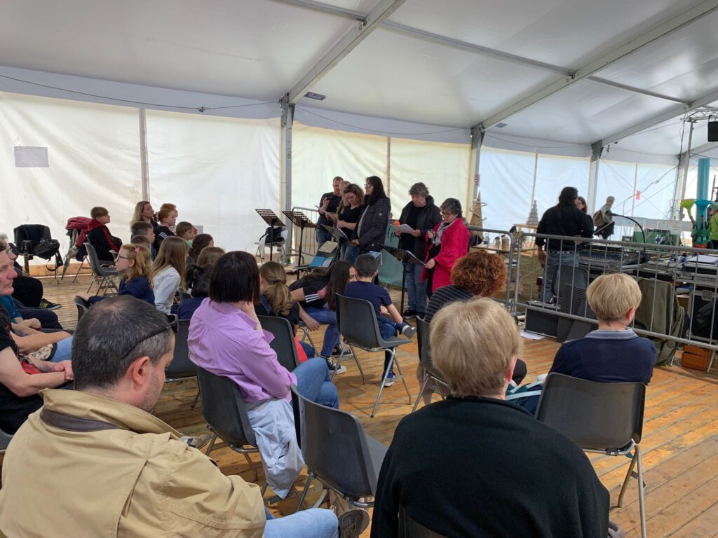 I lettori Libro Aperto Cantello leggono per i bambini durante il P-Day alla Fiera degli Asparagi 2023 I lettori Libro Aperto Cantello leggono per i bambini durante il P-Day alla Fiera degli Asparagi 2023