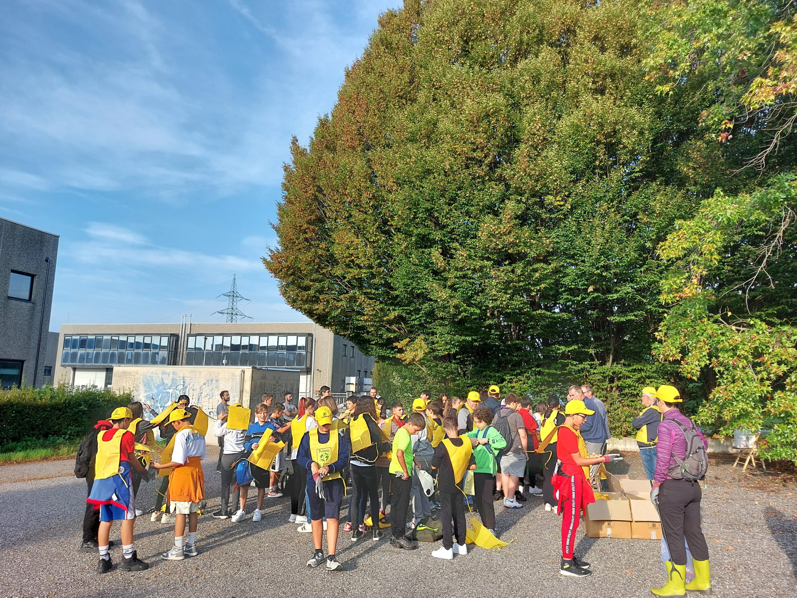 I ragazzi della scuola secondaria di Cantello a Puliamo il Mondo 2023, lungo la via Varesina in Valsorda.
