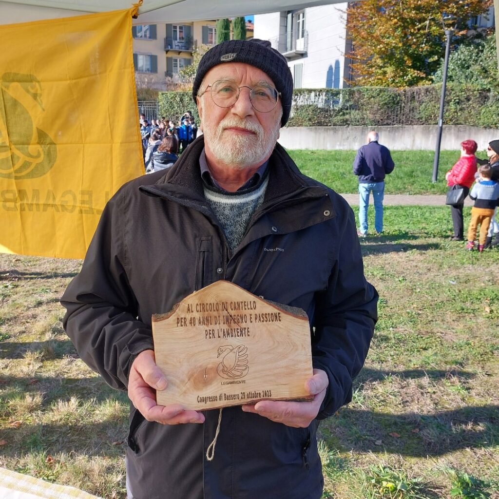 La targa in legno ricevuta da Legambiente Cantello per i 40 anni del circolo locale, nelle mani del presidente Serafino Legnani. La targa in legno ricevuta da Legambiente Cantello per i 40 anni del circolo locale, nelle mani del presidente Serafino Legnani.