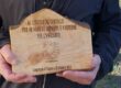 La targa in legno ricevuta da Legambiente Cantello per i 40 anni del circolo locale, nelle mani del presidente Serafino Legnani.