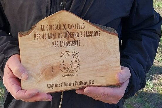 La targa in legno ricevuta da Legambiente Cantello per i 40 anni del circolo locale, nelle mani del presidente Serafino Legnani.