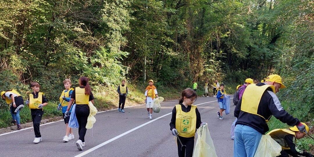 I ragazzi della scuola secondaria di Cantello a Puliamo il Mondo 2023, lungo la via Varesina in Valsorda.