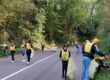 I ragazzi della scuola secondaria di Cantello a Puliamo il Mondo 2023, lungo la via Varesina in Valsorda.
