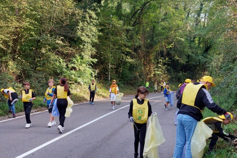 I ragazzi della scuola secondaria di Cantello a Puliamo il Mondo 2023, lungo la via Varesina in Valsorda.