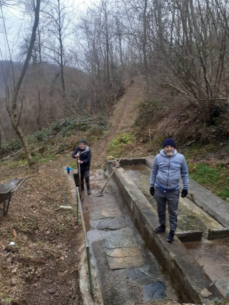 La pulizia della Fontana Marsilii fontana marsilii di Cantello. Volontari di Legambiente Cantello che la puliscono abitualmente.