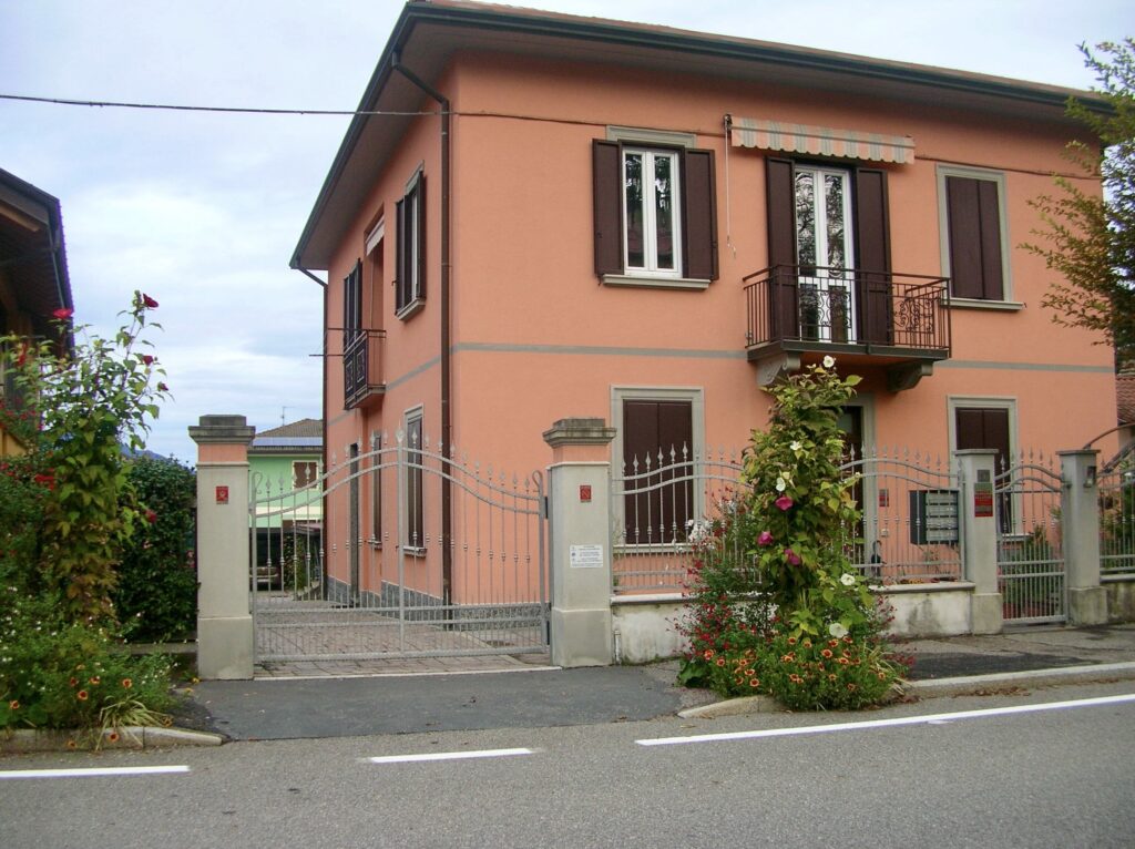 Decoro urbano Cantello Decoro urbano a Cantello, in via Cavallotti